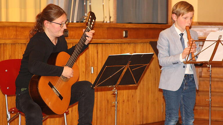 Hauke Böhm (rechts) zeigte sein Können auf der Blockflöte, begleitet von Angela Weber mit der Gitarre.