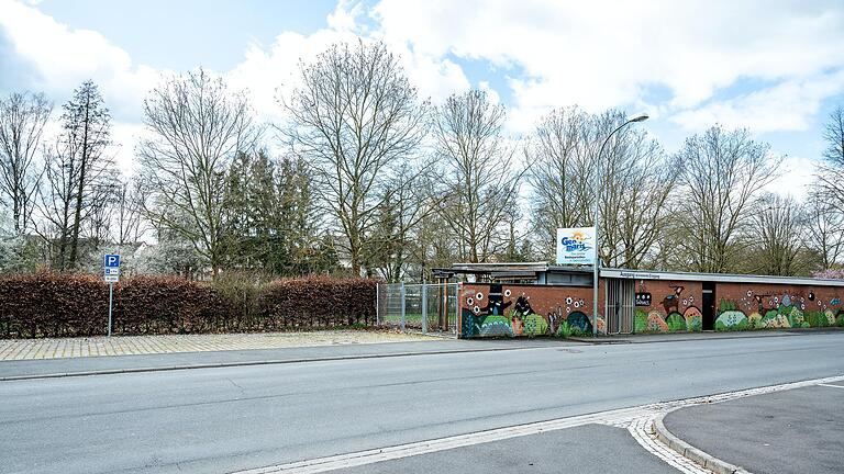 Entsteht hier ein zusätzlicher Kindergarten in Gerolzhofen? Der hintere Teil der Liegewiese des Freibads Geomaris könnte hierfür bebaut werden. Der frühere Kiosk (Gebäude rechts im Bild) müsste abgerissen werden. Entsteht hier ein zusätzlicher Kindergarten in Gerolzhofen? Der hintere Teil der Liegewiese des Freibads Geomaris könnte hierfür bebaut werden. Der frühere Kiosk (Gebäude rechts im Bild) müsste abgerissen werden.