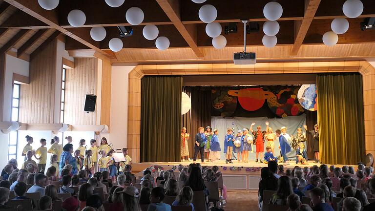 Beeindruckendes Bühnenbild und gesanglich eine Glanzleistung: Die AG MiniMusical der Valentin-Rathgeber-Grundschule Oberelsbach präsentierte unter Leitung von Angelika Kram und Doris Weidenhammer in der Elstalhalle das Stück 'Leben im All'.