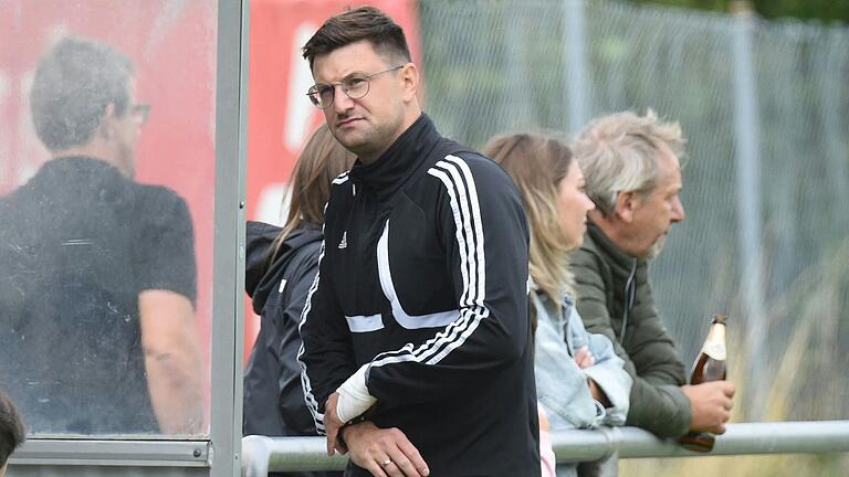 Daniel Leicht (Archivfoto) wird den FC Strahlungen zusammen mit Marco Nöth auch in der kommenden Saison trainieren. Daniel Leicht (Archivfoto) wird den FC Strahlungen zusammen mit Marco Nöth auch in der kommenden Saison trainieren.