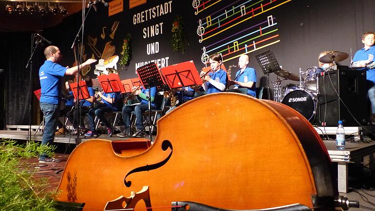 Das Jugend Blasorchester des Musikverein Obereuerheim spielte sich mit dem Gochshumer Plantanz in die herzen der Zuhörer Das Jugend Blasorchester des Musikverein Obereuerheim spielte sich mit dem Gochshumer Plantanz in die herzen der Zuhörer