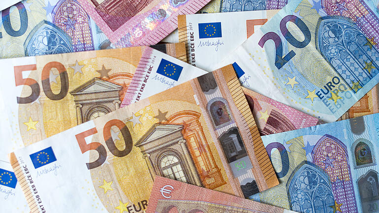 Geldscheine (Symbolbild)       -  Wer in finanzielle Engpässe gerät, kann die Soforthilfe des Freistaats nutzen. Doch nicht alle sind berechtigt, einen Antrag zu stellen. (Symbolbild)