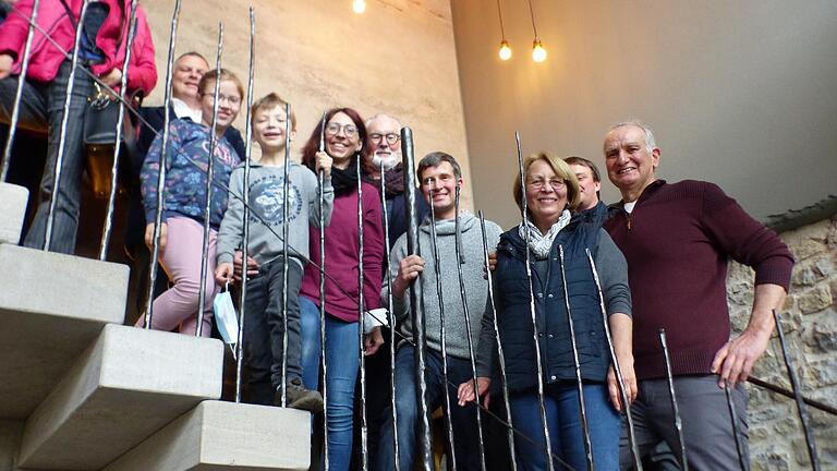 Im Foyer des Weingutes, das einen Weiberg stilisiert. Vorne rechts Rainer Sauer mit seiner Frau Helga, daneben der Sohn Daniel mit seiner Frau Anne und ihren zwei Kindern. Im Foyer des Weingutes, das einen Weiberg stilisiert. Vorne rechts Rainer Sauer mit seiner Frau Helga, daneben der Sohn Daniel mit seiner Frau Anne und ihren zwei Kindern.