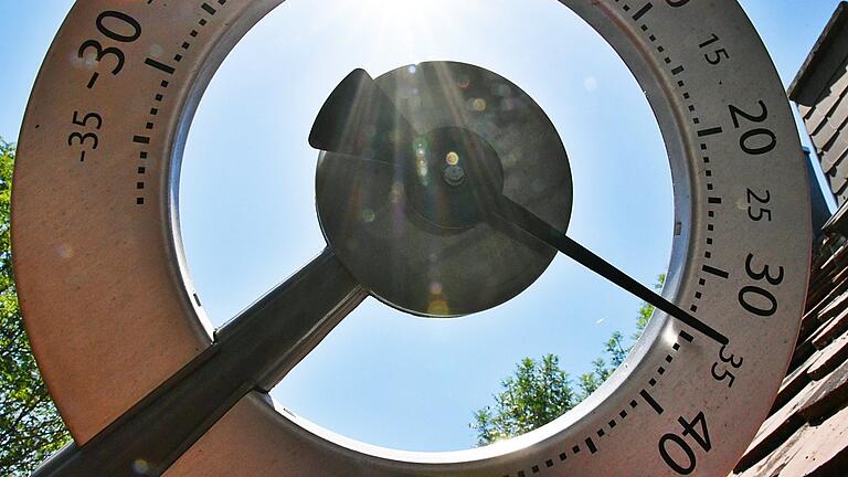 Fast 35 Grad zeigte am 26. Juni 2019 dieses Thermometer in Bad Königshofen, wie dieses Archivfoto zeigt. Am letzten Dienstag kletterte das Thermometer in der Kurstadt sogar auf 35,2 Grad. Fast 35 Grad zeigte am 26. Juni 2019 dieses Thermometer in Bad Königshofen, wie dieses Archivfoto zeigt. Am letzten Dienstag kletterte das Thermometer in der Kurstadt sogar auf 35,2 Grad.