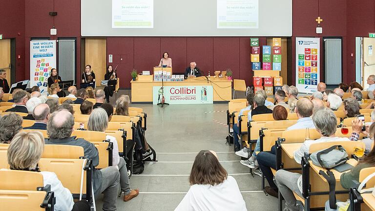 Gut gefüllt war das Audimax der technischen Hochschule in Schweinfurt bei der Lesung des Klimaforschers Ernst Ulrich von Weizsäcker und der Verleihung des alternativen Zukunftpreises durch Ulrike Schneider.