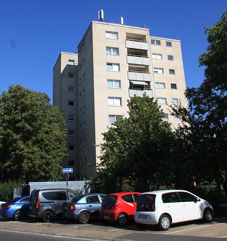 Das wohl markanteste Gebäude im Besitz der WBG ist das hohe Haus in der Berliner Straße 1 in Gerolzhofen, das im Volksmund 'Hochhaus' genannt wird. Das wohl markanteste Gebäude im Besitz der WBG ist das hohe Haus in der Berliner Straße 1 in Gerolzhofen, das im Volksmund 'Hochhaus' genannt wird.