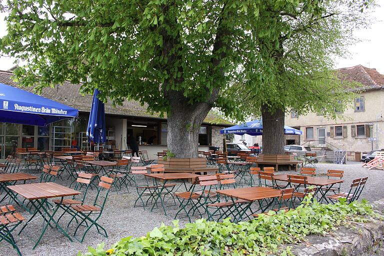 Ein Biergarten fast wie aus dem Bilderbuch, in den nächsten Tagen wird der Ankergarten in Zellingen mit neuen Pächtern und neuem Team wieder öffnen.