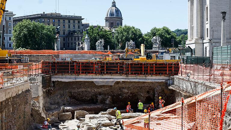 Ausgrabungen an der Piazza Pia in Rom       -  Die Piazza Pia wird vor dem &bdquo;Heiligen Jahr&rdquo; 2025 umgebaut.