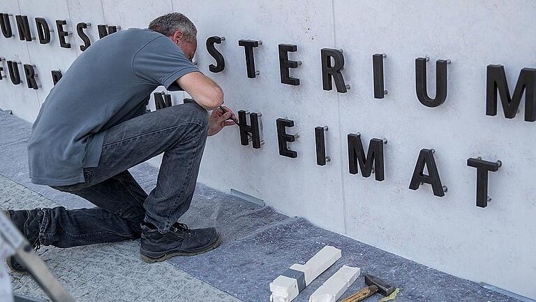 Neuer Schriftzug an Bundesinnenministerium       -  Im Bundesinnenministerium seien seit Seehofers Amtsantritt keine Aktivitäten in der Abteilung &bdquo;Heimat&ldquo; festzustellen, beklagen Kritiker in Berlin. Die Abteilung war eigens für den CSU-Chef geschaffen worden.