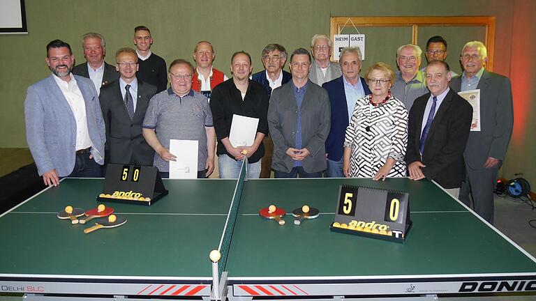 Die TT-Abteilung ist seit 50 Jahren am Ball (von links): Bürgermeister Oliver Brust, Ehrenmitglied Erich Hemmerich, FC-Vorsitzender Thomas Lurz, Abteilungsleiter Stefan Schander, die Jubilare Julius Erhard, Peter Schäfer, Andreas Feist, Willi Erhard, Werner Enzinger, Franz Göbel, Günter Krapf, Vize-Bürgermeisterin Annemarie Schuler, die Jubilare Helmut Weigand und Peter Hausmann, Tischtennis-Bezirksvorsitzender Alfred Glos (vorne) sowie Jubilar Karl-Walter Feser.