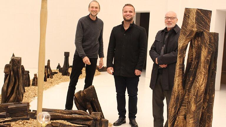 Diakon Joachim Werb, Holzbildhauer Marco Bruckner und Prof. Dr. Martin Ebner bei der Eröffnung der Ausstellung 'Wenn die Welt aus den Fugen gerät'.