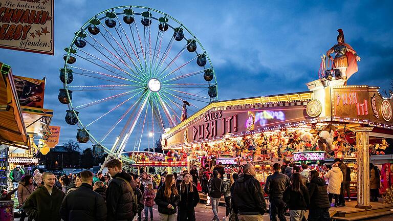 Zahlreiche Menschen besuchen am Sonntag 02.04.23 das Frühjahrsvolksfest in Würzburg.