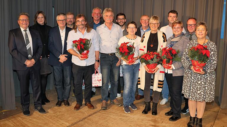 Auf dem Foto 1. Vorsitzender Peter Keller, 1. Bürgermeisterin Simone Seufert, Wolfgang Pfister, Martin Hart, Wolfgang Büttner, 3. Bürgermeister Manfred Peter, Roland Büttner, Marius Mergenthal, Dorothea Pfister, Otto Seuffert, Susanne Brembs, Jan Wehner, Sabine Nöth, 2. Vorsitzender Jürgen Brembs, Susanne Mergenthal.