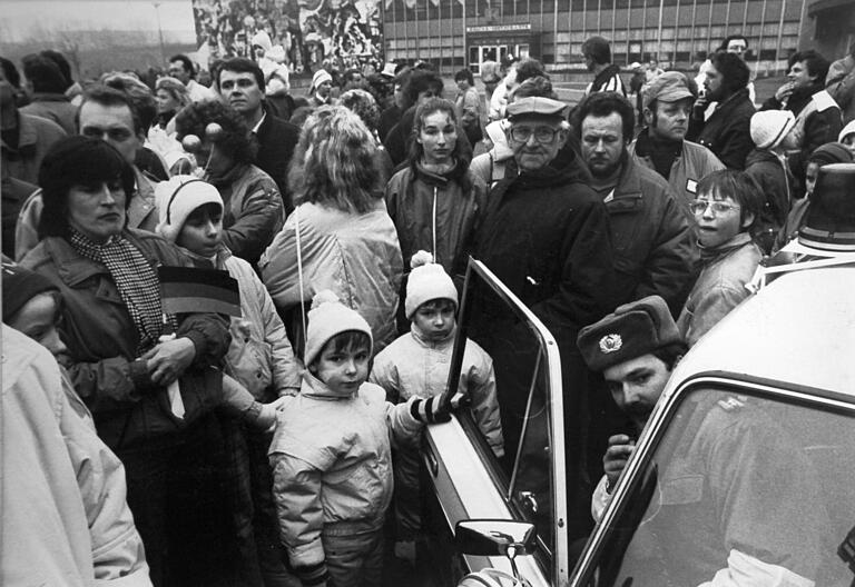 Der Volkspolizist als Freund und Helfer: am Mittag des 14. Januar 1990 in der Suhler Innenstadt.