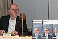 Nach 43 Jahren als Unternehmer in der Politik hat das frühere Mitglied des Bundestages, Hans Michelbach, seine Erlebnisse, Erfahrungen und Schlussfolgerungen jetzt in seinem Buch 'Auf der Suche nach Marktwirtschaft' zusammengefasst. Bei der Vorstellung seines Werkes las er einige Passagen daraus.