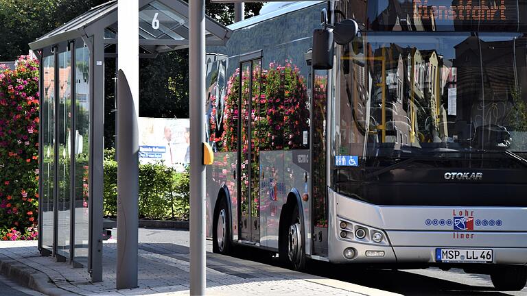 Der Mobilitätsausschuss des Landkreises stimmte gegen einen weiteren Zuschuss des Landkreises zum 365-Euro-Ticket. Das Bild zeigt den Busbahnhof in Lohr.