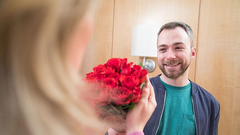 Rote Rosen sind ein Zeichen der Liebe       -  Rote Rosen sind der Klassiker für den Valentinstag am 14. Februar. Doch für wen ist der Valentinstag eigentlich gedacht?