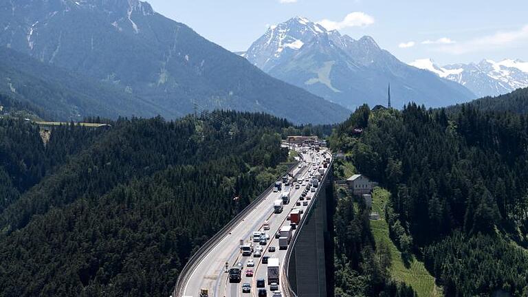 Die Tiroler Landesregierung will den Transitverkehr auf die Autobahnen lenken - wie hier auf die Europabrücke am Brenner. Foto: Sven Hoppe/dpa       -  Bayern, Tirol und Südtirol wollen den Streit über die Brennerroute lösen.