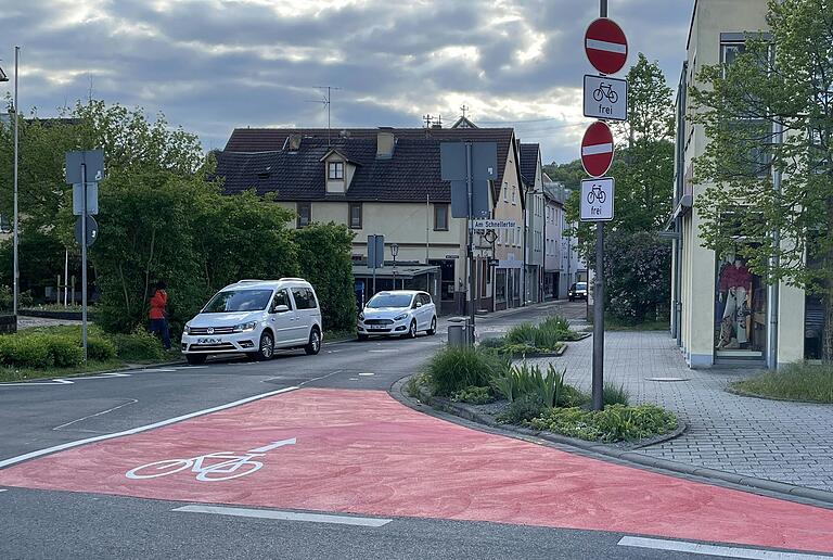 Diese rote Fläche ist für einbiegende Radfahrende reserviert. Diese rote Fläche ist für einbiegende Radfahrende reserviert.
