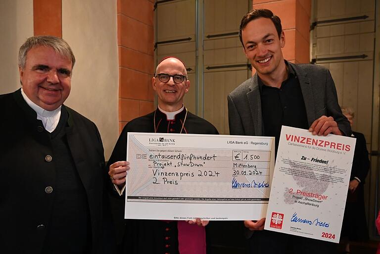 Zweiter Preisträger wurde das Projekt "ShowDown" der Lebenshilfe Schmerlenbach. Den symbolischen Scheck und die Urkunde nahm Geschäftsführer Marcus Marquart (rechts) entgegen. In der Mitte Bischof Dr. Franz Jung, links Domkapitular Monsignore Clemens Bieber. Zweiter Preisträger wurde das Projekt "ShowDown" der Lebenshilfe Schmerlenbach. Den symbolischen Scheck und die Urkunde nahm Geschäftsführer Marcus Marquart (rechts) entgegen. In der Mitte Bischof Dr. Franz Jung, links Domkapitular Monsignore Clemens Bieber.