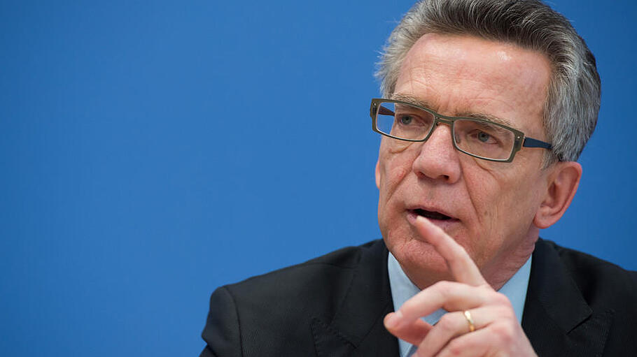 Thomas de Maiziere       -  ARCHIV - Bundesinnenminister Thomas de Maiziere (CDU) spricht am 12.11.2014 in Berlin während der Vorstellung des Entwurfes des Anti-Doping-Gesetzes.