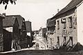 Das Obere Tor in Steinfeld mit der ehemaligen gemeindeeigenen Dorfschenke (Foto um 1930 von Franz Schaub). Im Verzeichnis des Klosters Neustadt von 1606 wird diese Stelle „vorm obern Thor beym Wirtshaus“ genannt. Das Gasthaus hieß später „Zum Ross“.