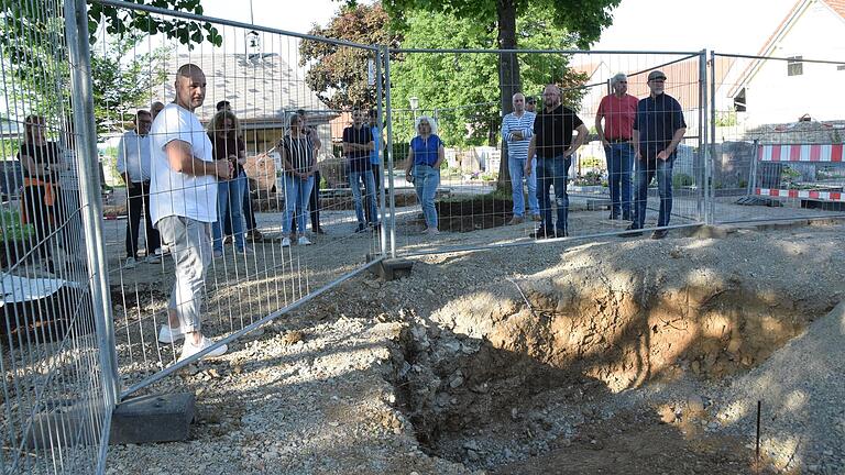 Einen gewaltigen Eingriff stellen die Arbeiten auf dem Friedhof von Oberstreu dar.