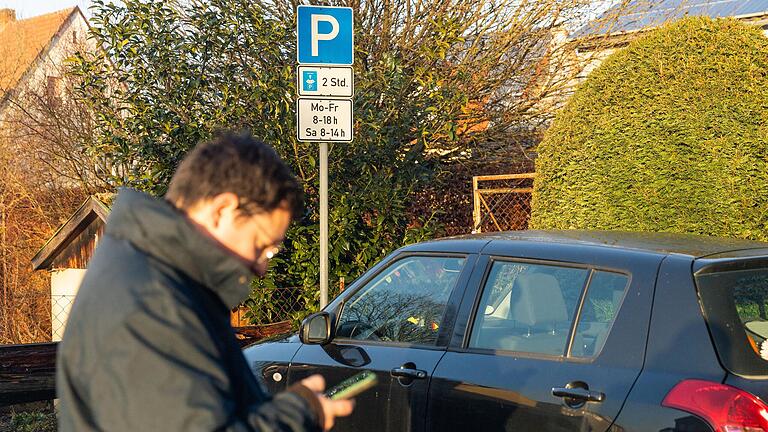 Es ist 9.10 Uhr. Auf diesem Parkplatz zwischen Baumhof- und Heubrunnenstraße darf man an Werktagen maximal zwei Stunden parken. Der Fahrer dieses Autos hat mit seiner Parkscheibe angegeben, er sei um 10 Uhr dort angekommen.