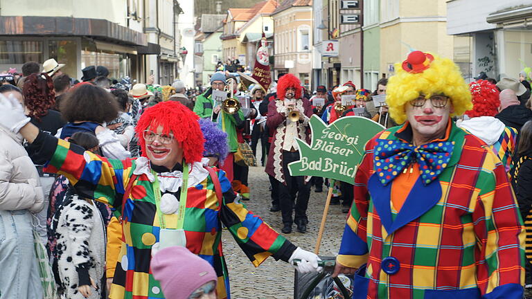 Bildergalerie Faschingszug in Bad Brückenau       -  Nicht nur Clowns machten beim Brückenauer Faschingszug Stimmung.