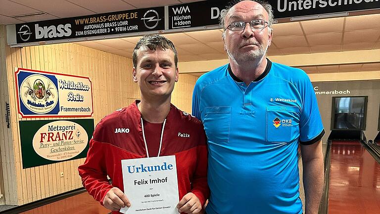 Felix Imhof (links) mit seiner Urkunde, überreicht vom Vereinsvorsitzenden Bernhard Wetteskind.