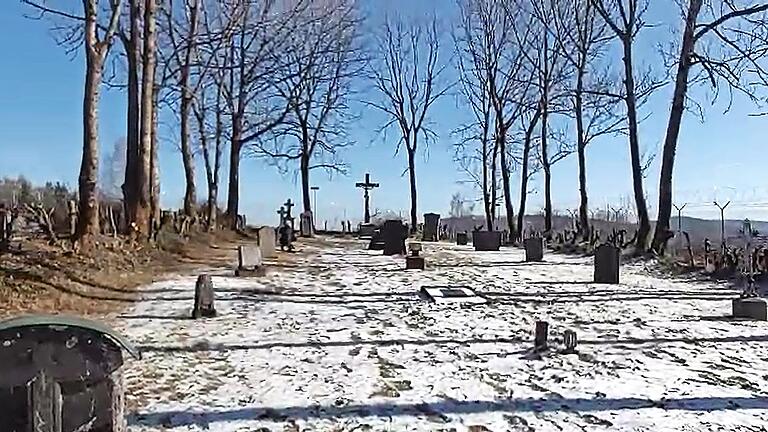 Auf Stock gesetzt haben Klaus Schuhmann und Thomas Helfrich die den Friedhof Reußendorf umgrenzende Hecke. - Auf Stock gesetzt haben Klaus Schuhmann und Thomas Helfrich die den Friedhof Reußendorf umgrenzende Hecke. Auf Stock gesetzt haben Klaus Schuhmann und Thomas Helfrich die den Friedhof Reußendorf umgrenzende Hecke. - Auf Stock gesetzt haben Klaus Schuhmann und Thomas Helfrich die den Friedhof Reußendorf umgrenzende Hecke.