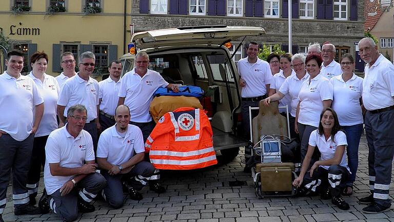 Rotes Kreuz: von Kopf bis Fuß neue Bekleidung - (wabr) Die Rot-Kreuz-Kolonne aus Sommerach hat eine neue Dienstkleidung, die auch Schutz bei Einsätzen bietet. Von Kopf- bis Fuß, sprich mit Schuhen, Hosen, Polo-Shirts und Jacken wurden die 17 Rot-Kreuz-Mitglieder neu eingekleidet. Die Kosten werden zum Teil vom Kreisverband übernommen, teilte Bereitschaftsleiter Roland Vicedom mit. Der stellvertretende Bereitschaftsleiter Martin Schmidt informierte über Neuerungen im Einsatzfahrzeug der Ortsgruppe. So steht den Aktiven seit einiger Zeit auch ein automatisierter externer Defibrillator zur Behandlung von Herzrhythmusstörungen zur Verfügung. Neu ist auch die Umstellung auf Digitalfunk; zudem wurde ein gebrauchter EKG-Überwachungsmonitor angeschafft. Roland Vicedom verwies in der Zusammenkunft auf das Angebot der Bereitschaft in Sommerach. Neben Erste-Hilfe Kursen gehören die Betreuung der Blutspende-Termine oder andere Sanitätsdienste dazu. Die Gemeinde hilft dem Roten Kreuz, indem sie die Garage für das Einsatzfahrzeug zur Verfügung stellt. Foto: WALTER BRAUN Rotes Kreuz: von Kopf bis Fuß neue Bekleidung - (wabr) Die Rot-Kreuz-Kolonne aus Sommerach hat eine neue Dienstkleidung, die auch Schutz bei Einsätzen bietet. Von Kopf- bis Fuß, sprich mit Schuhen, Hosen, Polo-Shirts und Jacken wurden die 17 Rot-Kreuz-Mitglieder neu eingekleidet. Die Kosten werden zum Teil vom Kreisverband übernommen, teilte Bereitschaftsleiter Roland Vicedom mit. Der stellvertretende Bereitschaftsleiter Martin Schmidt informierte über Neuerungen im Einsatzfahrzeug der Ortsgruppe. So steht den Aktiven seit einiger Zeit auch ein automatisierter externer Defibrillator zur Behandlung von Herzrhythmusstörungen zur Verfügung. Neu ist auch die Umstellung auf Digitalfunk; zudem wurde ein gebrauchter EKG-Überwachungsmonitor angeschafft. Roland Vicedom verwies in der Zusammenkunft auf das Angebot der Bereitschaft in Sommerach. Neben Erste-Hilfe Kursen gehören die Betreuung der Blutspende-Termine oder andere Sanitätsdienste dazu. Die Gemeinde hilft dem Roten Kreuz, indem sie die Garage für das Einsatzfahrzeug zur Verfügung stellt. Foto: WALTER BRAUN