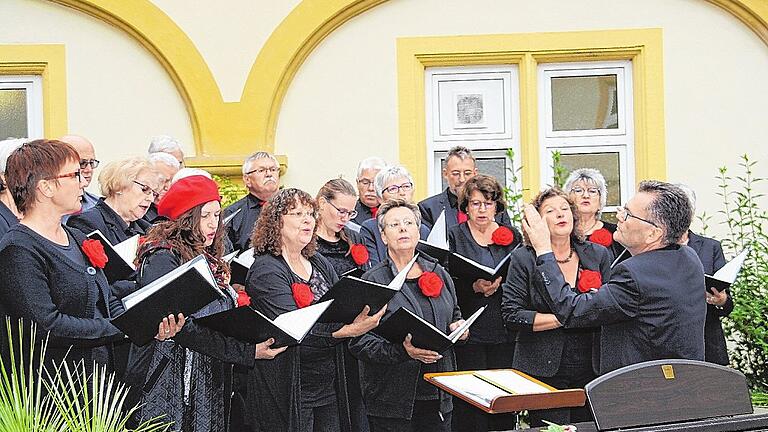 Variationsreiche Singfreude ließ der Chor d'accord aus Schweinfurt bei der Serenade am Samstag Nachmittag erklingen.