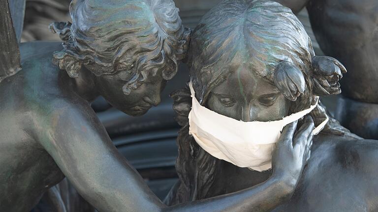 Streiten und diskutieren, aber bitte respektvoll! Ein Mundschutz ist in Dresden über das Gesicht einer Nymphe aus Bronze gezogen (Symbolfoto).