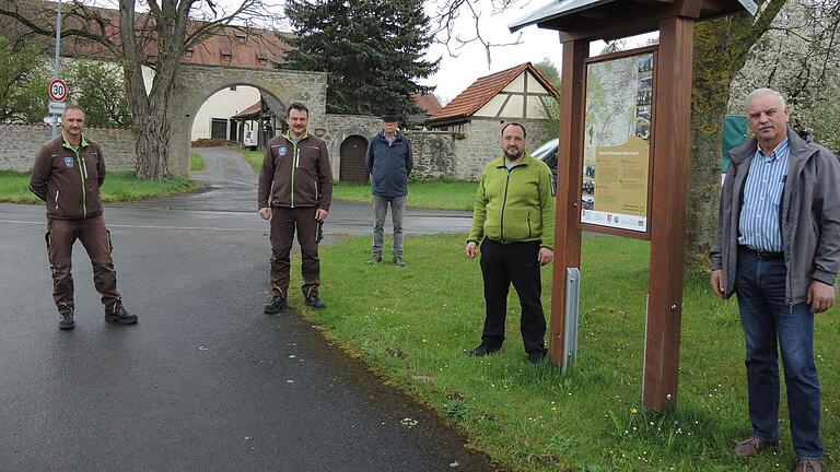 Vor dem Mönchshof in Oberstreu steht eine der vielen ansprechend gestalteten Informationstafeln, die das Team um den 'Arbeitskreis südliches Streutal' neu aufgestellt hat, um Wanderern einen guten Überblick und eine sichere Wegführung zu gewähren. Dazu gehörten (von links) Christof Schlott, Thomas Städtler, Manfred Schreiner, Andreas Weber und Matthias Liebst.