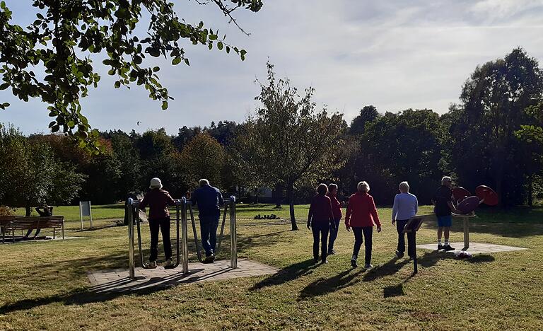 Bei bestem Wetter testeten die Teilnehmenden der Auftaktveranstaltung des Aktionsmonats 'Gesund älter werden' die Freiluft-Sportmöglichkeiten in Bad Neustadt.