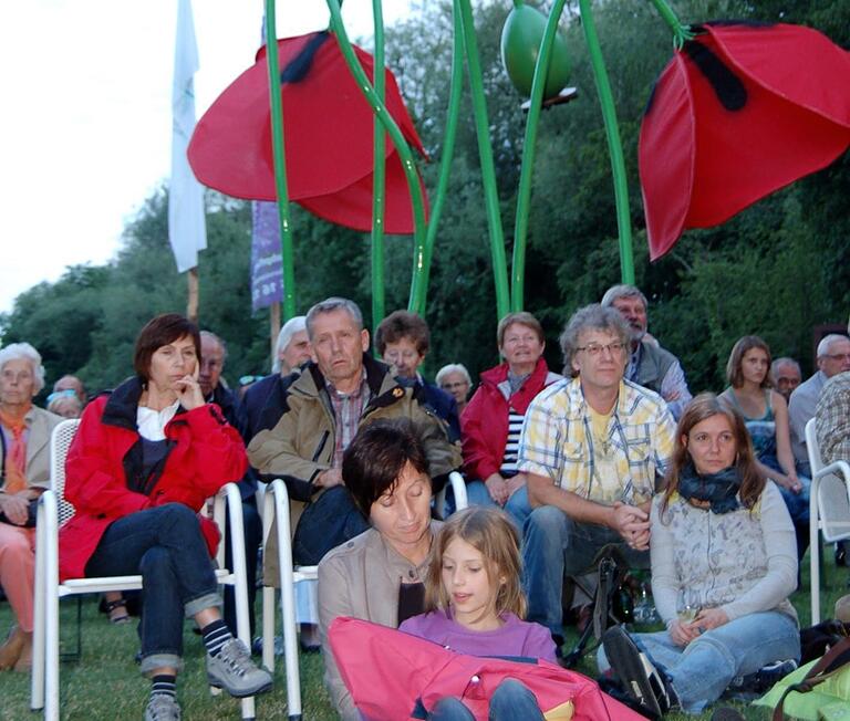 Unvergessen: Der riesige künstliche Klatschmohn auf der Mondseeinsel war ein Wahrzeichen der Kleinen Landesgartenschau. Unvergessen: Der riesige künstliche Klatschmohn auf der Mondseeinsel war ein Wahrzeichen der Kleinen Landesgartenschau.