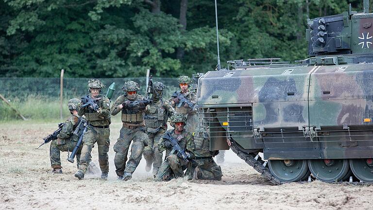 Soldaten am Panzer: Beim Tag der Bundeswehr im Juni 2023 präsentierte sich die Division in Veitshöchheim (Lkr. Würzburg). Viele Besucherinnen und Besucher informierten sich über Waffensysteme und den Dienst in der Truppe.