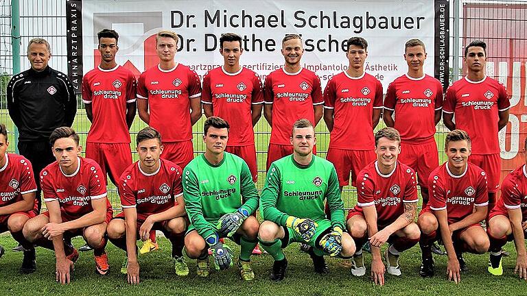 Die U-23 der Würzburger Kickers vor der am Freitag beginnenden Bayernliga-Saison 2018/19: (hinten von links) U-23-Cheftrainer Rainer Zietsch, Trésor Mbala, Nicolay Kutzop, Nico Wagner, Janis Häuser, Lukas Mazagg, Lukas Imgrund und Hamed Saleh sowie (vorne von links) Felix Lehrmann, Severo Sturm, Dominik Meisel, Fabian Will, Maximilian Humpenöder, Niclas Staudt, Ferdinand Seifert und Josef Burghard. Es fehlt Pascal Tröger.