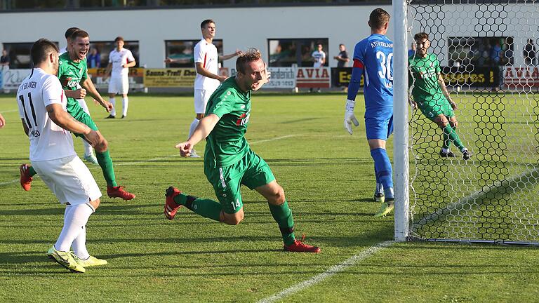 Jubel nach der entscheidenden Szene: Der Sander Ralph Thomann (Mitte, grünes Trikot) freut sich über seinen Treffer zum 1:0 gegen den ATSV Erlangen.