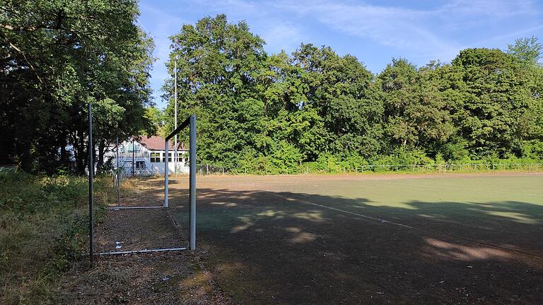 Der Kunstrasenplatz am Gottesberg mit nebenliegendem Spielplatz und Vereinsheim des SC 1900. Aus Sicht des BN darf dort nicht wie von der Stadt geplant gebaut werden, sondern es sollten eine Entsiegelung stattfinden und möglichst viele neue Bäume gepflanzt werden.