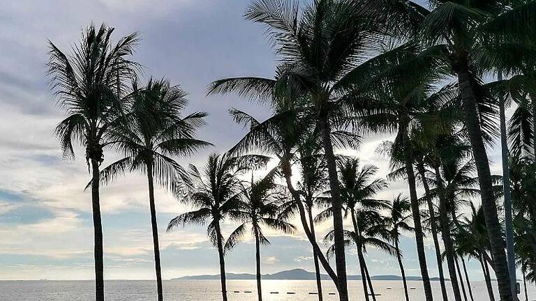 Ein leerer Strand in Pattaya. Nun sollen die Touristen zurückkehren. Foto: Watt Thongdee/dpa       -  Ein deutscher Geschäftsmann wurde tot in der Nähe von Pattaya in Thailand gefunden.