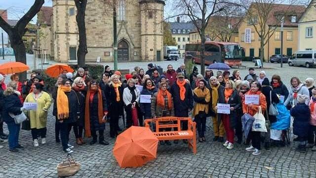 Am 25. November, dem „Internationalen Tag zur Beseitigung von Gewalt an Frauen“, folgten gut 80 Personen dem Aufruf der städtischen Gleichstellungsbeauftragten, Heide Wunder, zu einer Fahnenaktion am Martin-Luther-Platz in Schweinfurt zu kommen.