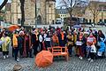 Am 25. November, dem „Internationalen Tag zur Beseitigung von Gewalt an Frauen“, folgten gut 80 Personen dem Aufruf der städtischen Gleichstellungsbeauftragten, Heide Wunder, zu einer Fahnenaktion am Martin-Luther-Platz in Schweinfurt zu kommen.