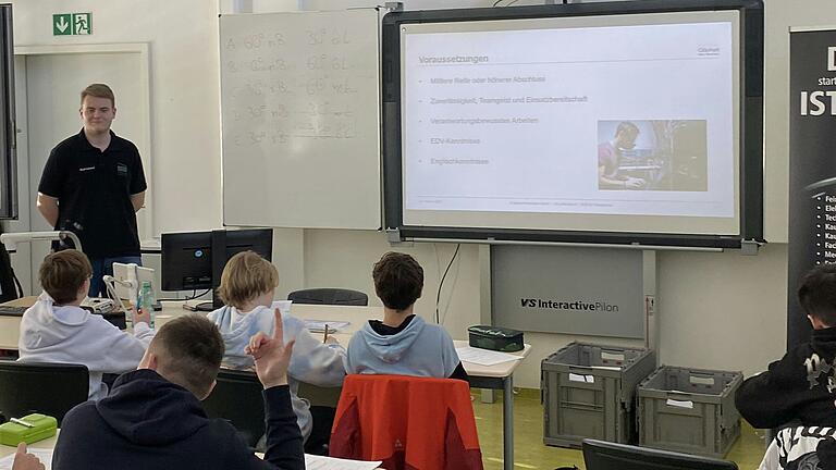 Im Bild: Vincent Beck von der Firma Göpfert beim Vortrag an der Realschule.