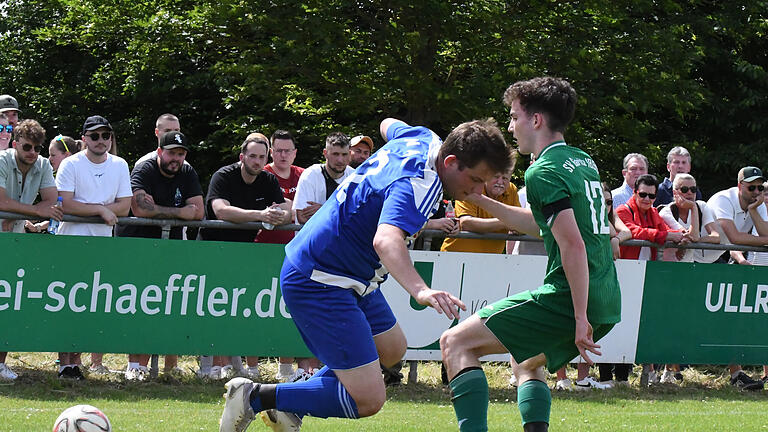 Die Boys in Green steigen in die Kreisliga auf       -  Der SV Garitz (grüne Trikots) gewinnt vor über 1700 Fans in Elfershausen sein Relegationsspiel gegen den SV Aura mit 3:1.