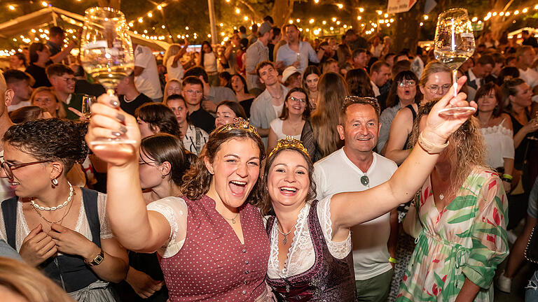 Tausende Menschen besuchen am Samstag 17.08.24 das Volkacher Weinfest.