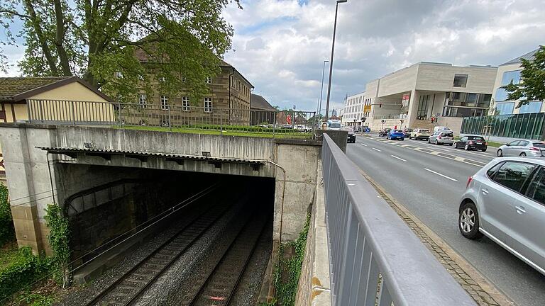 Blick auf das Bahn-Tunnelfeld über der Bahntrasse Schweinfurt - Bamberg vom Paul-Rummert-Ring aus.