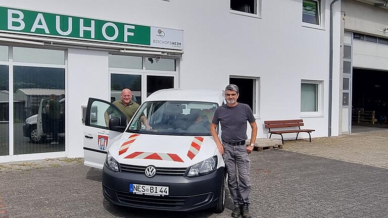 Bürgermeister Georg Seiffert (links) und Bauhofleiter Harald Tratt vor dem neuen Bauhof.