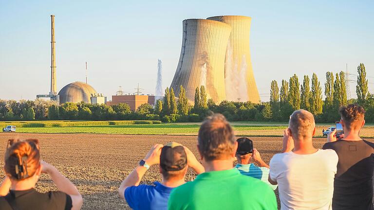 Zahlreiche Schaulustige sahen sich die Sprengung der Kühltürme des Atomkraftwerks Grafenrheinfeld am 16. August 2024 an. Ein Pro-Atomkraft-Aktivist hatte die Aktion gestört. Zahlreiche Schaulustige sahen sich die Sprengung der Kühltürme des Atomkraftwerks Grafenrheinfeld am 16. August 2024 an. Ein Pro-Atomkraft-Aktivist hatte die Aktion gestört.